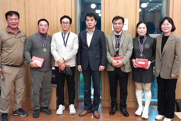 읍면 대항 1위를 차지한 윤병국 산외면체육회장, 이대희 회원, 최한림 회원, 최재형 군수, 구충서 보은골프협회 부회장, 박영주 회원, 이선희 산외면장(좌측부터)이 수상 후 포토타임을 갖고 있다.