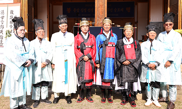 충암 김정 선생의 후손들과 헌관들이 그 얼을 기리고 있다.