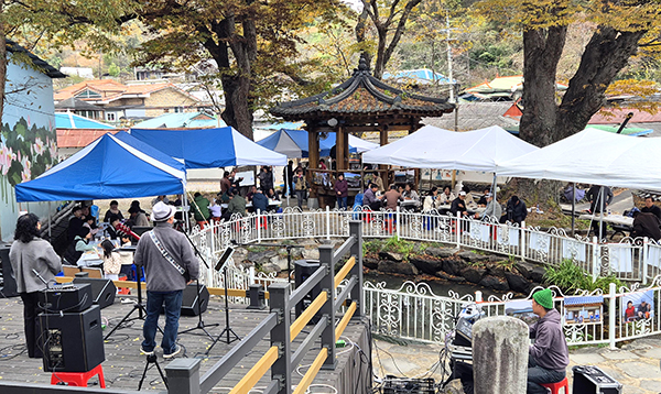 지난 10일 회인면 눌곡리에서 개최된 2025년 눌곡리 고향장터 김장체험 장면. /제공 보은군활력지원센터