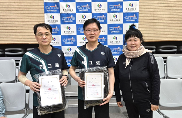 전국라지볼대회 상급부 개인복식에서 1위를 차지한 정경재·지경수 선수가 이를 기념하고 있다.