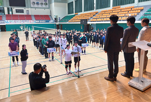 지난 8일 보은국민체육센터에서 열린 보은군수배 배구대회에서 선수단 대표로 윤희석.박수아 씨가 최재형 군수, 윤갑진 체육회장, 양승환 배구협회장이 지켜보는 가운데 무대 앞으로 나와 정정당당하게 경기에 임하겠다는 선서를 하고 있다.
