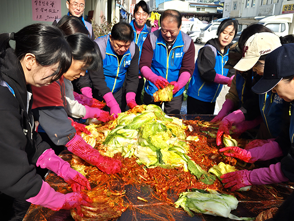 박삼수 보은새을금고 이사장을 비롯한 임 직원과 좀두리봉사회원들이 김장김치를 담기위해 분주히 움직이고 있다.