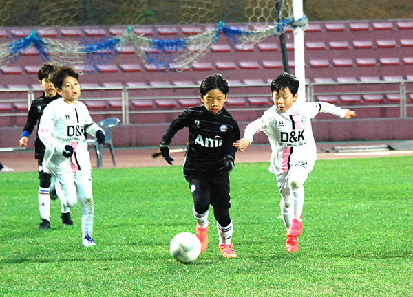 초등 3학년부 선수들이 보은전국유소년축구대회에서 경기를 펼치고 있다.
