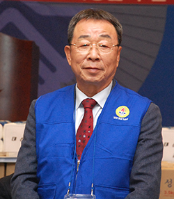 이문섭 회장이 입장하는 손님들을 맞이하고 있다.