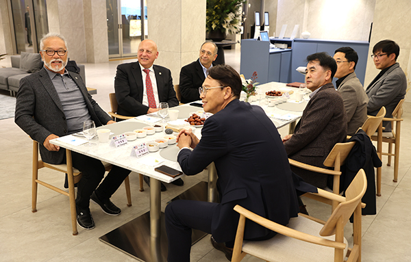 미국 글렌데일시의 ‘아라 나자리안’ 시장(뒷줄 가운데) 일행과 최재형 군수, 윤대성 보은군의장이 만찬장에서 청소년 교류 및 축제.문화 분야에서의 지속적 협력, 지역 간 우호 증진 방안 등에 대해 논의하고 있다. /제공 보은군