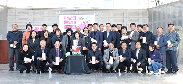 지난 7일 뱃들공원에 마련된 ‘사랑의 품앗’이 성금 모금에 보은지역 각계 손길이 이어진 가운데 참여자들이 포토타임을 갖고 있다.