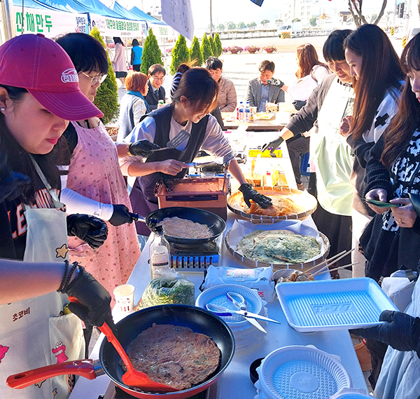보은중, 보은여중이 함께 정情 가득 부침터 부스를 운영하고 있다. 이날 부추지짐이 5천원, 김치지짐이 5천원, 막걸리 1잔 1천원에 판매해 인기를 끌었다.