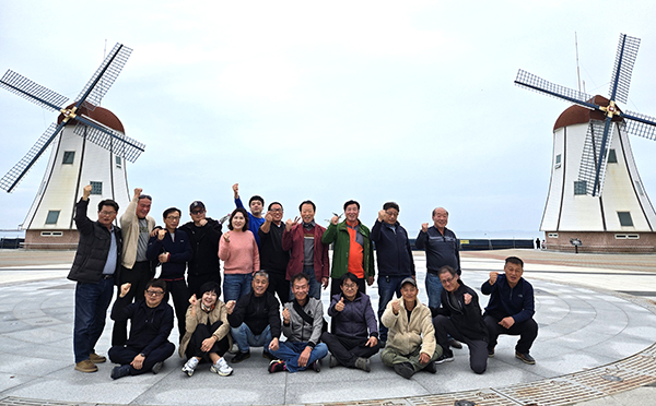 홍원항을 찾은 연송적집사 봉사원들이 그동안 쌓였던 피로를 날리고 있다.