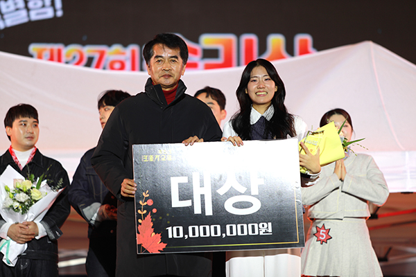 지난 8일 속리산 잔디광장에서 열린 제27회 속리산 단풍가요제에서 대상을 받은 구민서 씨(우측) 수상 장면. /제공 보은군