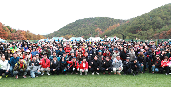 참가자들이 걷기 행사에 앞서 단체사진을 찍고 있다.