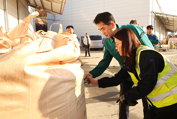 보은군이 건조벼 공공비축미곡 매입을 시작한 가운데 최재형 군수는 공공비축미곡 주요 매입장을 순차적으로 방문해 수매 상황을 점검하고 현장 의견을 청취하는 등 관계자들을 격려할 계획이라고 한다. /제공 보은군