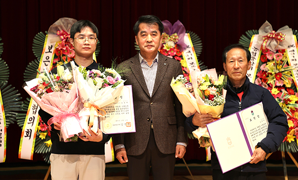 도지사 표창을 받은 김경재 농촌지도사, 최재형군수, 김두수씨 좌측부터.