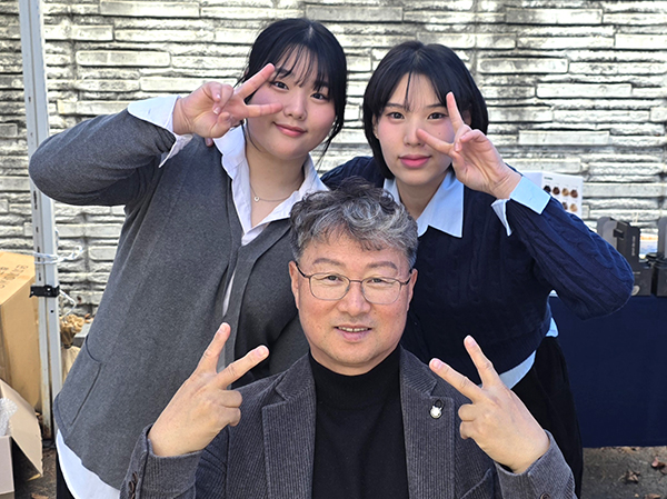 전병일 교육장이 퍼스널컬러 체험 부스를 방문해 청소년들에게 힘을 불어넣어 주고 있다. 