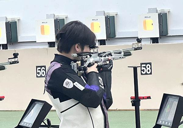 보은여고 사격부 선수가 과녁을 정조준하고 있다.