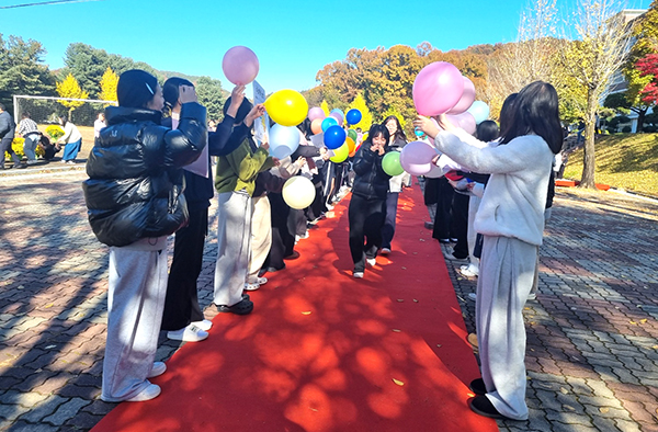 보은여고 학생들이 3학년 선배들의 등교에 풍선을 들고 ‘수능 대박’을 기원하고 있다.