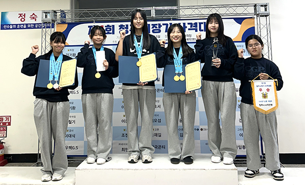 청주시장기 사격대회에서 개인·단체전을 석권한 보은여중학생들이 시상대에 올라 이를 기념하고 있다.