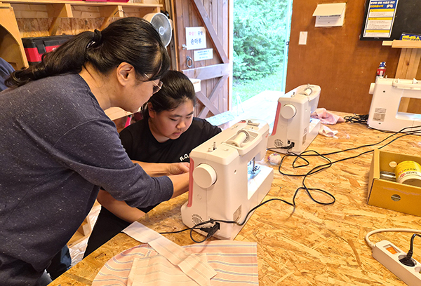 판동초 학생들이 재봉틀 기술을 배우며 창의력을 키우고 있다.