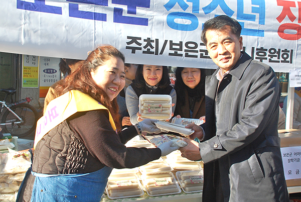 최재형 군수가 ‘가래떡 데이’ 현장을 찾아 어머니 후원 회원들을 격려하고 있다.
