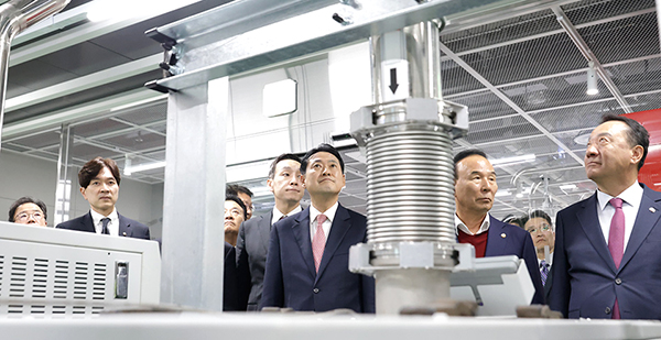 국민의힘 장동혁 대표가 박덕흠 의원과 함께 청주 산업체를 시찰하고 있다. /제공 국민의힘