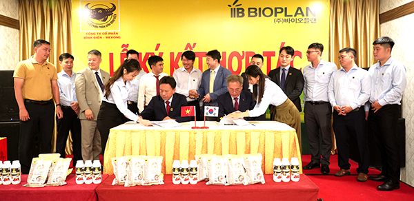 유승권 바이오플랜 대표가 베트남 국영비료회사 대표와 수출입 계약에 서명하고 있다.