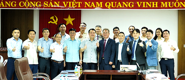 수출입 계약을 체결한 ㈜바이오플랜과 베트남 국영비료회사 관계자들이 실천 의지를 다지고 있다.