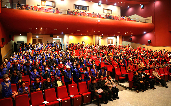 2025년 노인일자리 및 사회활동 지원사업 참여자 한마음대회가 열리고 있는 보은문화예술회관. /제공 보은군