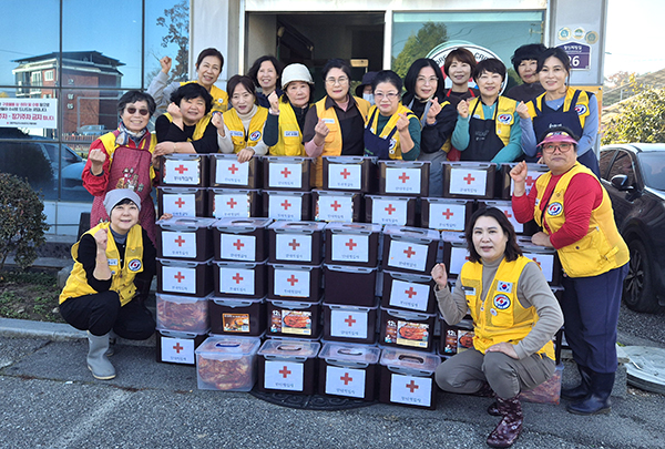부녀적십자회원들이 애써 담은 김치를 이웃과 나누기에 나서고 있다.