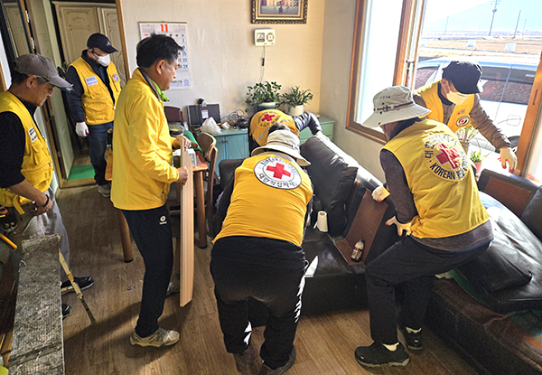 연송적십자회원들이 집수리봉사를 하고 있다.