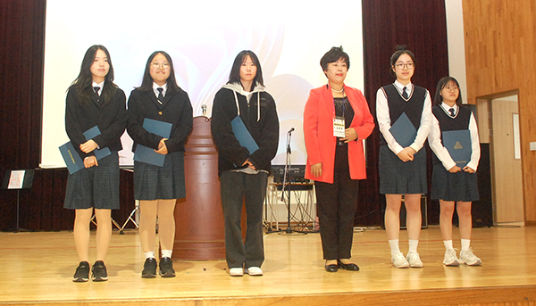 보은여중고 총동문회가 보은여고 학생들에게 장학금을 전달하고 있다.