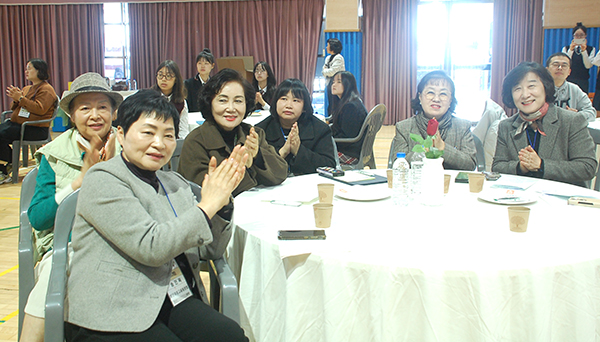 보은여중고 동문들이 김 회장의 말에 환호로 답하고 있다.