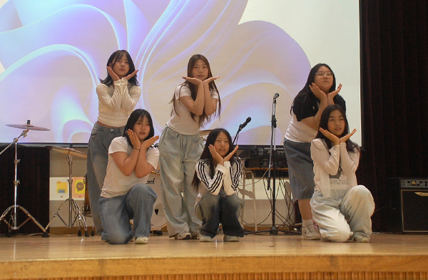 보은여고 학생들이 멋진 밴드공연을 선사하고 있다.