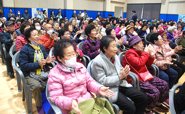삼승면주민들이 식전공연 박수로 화답하고 있다.