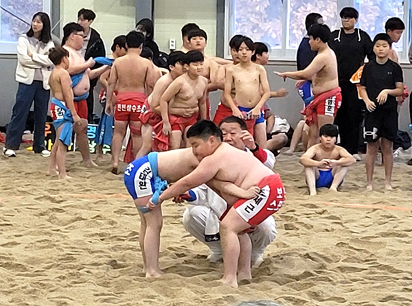 제54회 충북교육감기씨름대회’에서 우승을 차지한 조세근(내북초) 선수가 경기를 펼치고 있다.