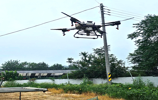 드론을 통한 야생 동물 기피제 살포 모습. /제공 보은군