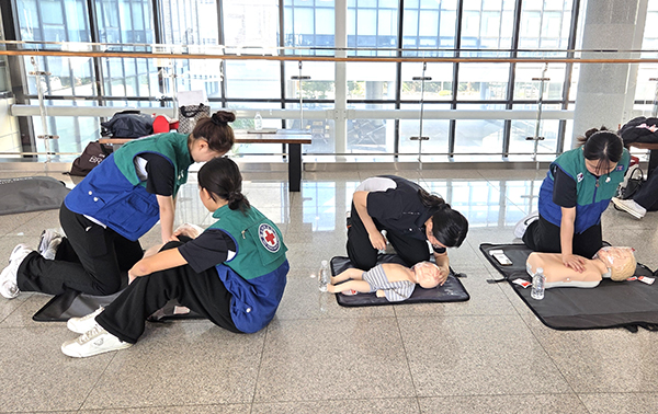 전국 학생 심폐소생술경연대회에 출전한 보은여고 학생들이 기량을 발휘하고 있다.
