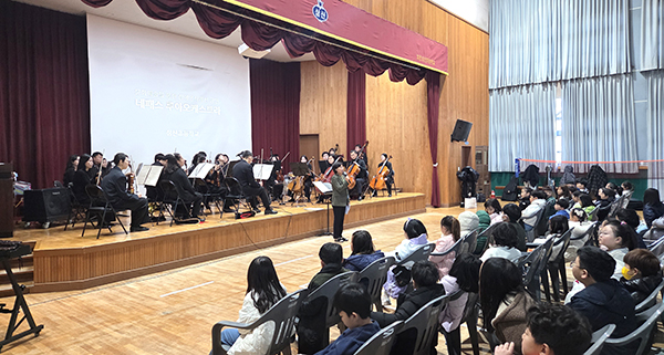 중증발달장애인 오케스트라단 ‘네페스 루아오케스트라’가 삼산초를 찾아 공연을 펼치고 있다.