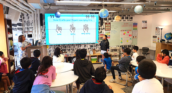 홍콩 국제학교를 찾은 수한초 학생들이 영어로 진행되는 수업에 참여하고 있다.