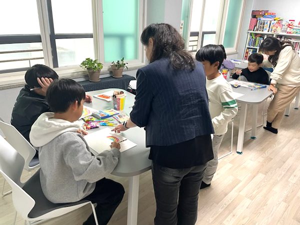 보은청소년상담복지센터가 아동과 청소년을 대상으로 실시한 ‘마음튼튼 플러스 상담프로그램’의 한 장면. /제공 보은군청소연상담복지센터