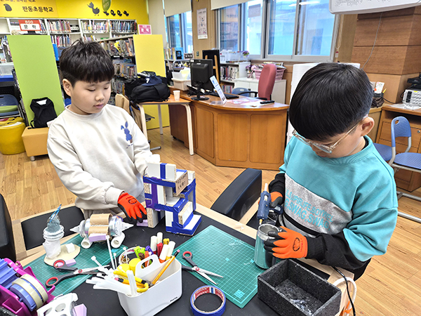판동초 학생들이 각종 ‘휴먼자원’으로 자신이 필요한 물품으로 만들고 있다.