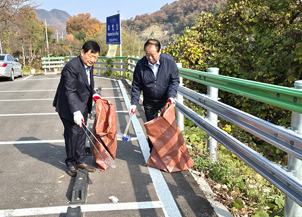 박치수 보은새마을금고 이사장과 우병기 보은신협 이사장이 환경정화 활동에 함께하고 있다.