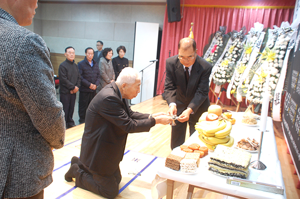 박용현 유족회장이 민간인 희생자 추모제에서 초헌관으로 헌작하고 있다.