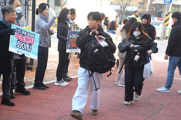 수험생들이 긴장된 표정으로 보은고에 마련된 수능시험장을 들어서고 있다.