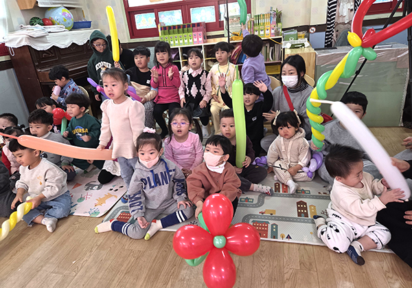 참솔어린이집 원아들이 매직쑈에 환호를 보내고 있다.