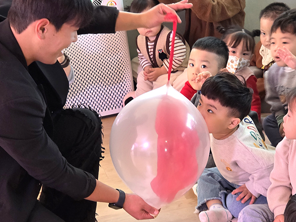 참솔어린이집을 찾은 마술사가 아이들에게 마술쇼를 선사하고 있다.