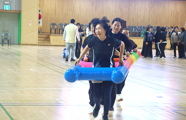 ‘생활체육지도자 2025년 화합 한마당’에 참여한 읍.면 선수들이 사다리 릴레이 경기를 펼치고 있다.