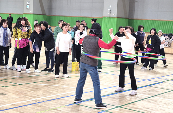 생활체육지도자 화합 한마당에 참여한 이들이 훌라후프를 돌리고 있다.