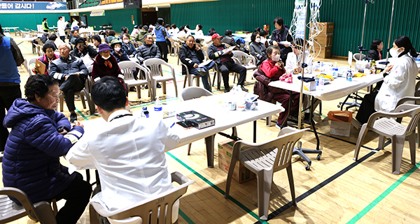 의료공백을 완화하기 위해 찾아가는 의료서비스 농촌왕진버스가 운영된 보은국민체육센터. /제공 보은군