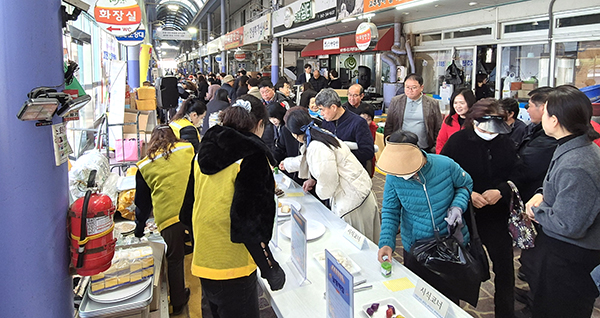 장터 한상 축제가 펼쳐지는 보은전통시장 골목이 사람들로 가득하다. 
