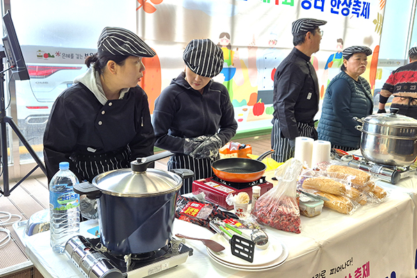 보은전통시장상인회의 장터한상축제에서 한상차림 경기가 펼쳐지고 있다.