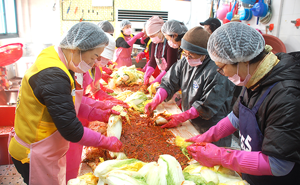 대원적십자봉사회 봉사원들이 김장 김치담느라 바삐 움직이고 있다.